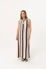 Vestido tejido de punto a rayas verticales en tonos marrón, beige, amarillo y celeste.