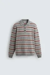Polo de punto de corte relajado con diseño de rayas horizontales en tonos gris, rosa y marrón. Presenta cuello solapa, cierre frontal con botonadura y mangas largas con puños acanalados.