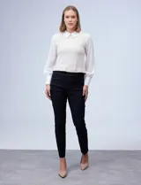Pantalón de gabardina elastizada color negro, marca Sioni, con pretina ancha elastizada y bolsillos inclinados en la parte delantera.
