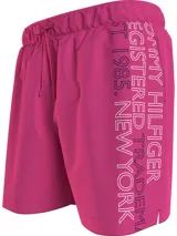 Short de baño rosa con cintura elástica ajustable con cordón. Estampado vertical con el logo de Tommy Hilfiger en la pierna derecha.