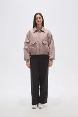 Campera tipo bomber color negro, con cierre frontal, cuello camisero, bolsillos frontales con solapa y puños elásticos.