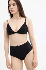 Bralette triangular color piel, de microfibra con terminación de corte láser y copas removibles. Tiene breteles elásticos regulables y cierre trasero con broche ajustable en 4 posiciones.