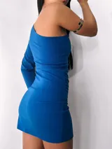 Vestido corto azul eléctrico de un solo hombro, con manga larga y abertura en la falda.