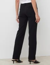 Pantalón sastrero de corte recto y tiro medio-alto, color negro, con presillas en la cintura y bolsillos funcionales.