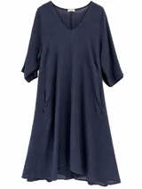 Vestido midi azul marino de corte holgado, con escote en V, mangas tres cuartos y bolsillos laterales ocultos.