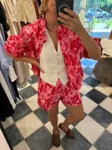 Short de tiro alto con estampado de rosas rojas y rosas.