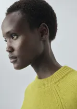 Jersey de punto grueso con cuello redondo y manga larga, de diseño recto y corte clásico.