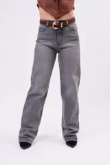 Jean wide leg gris deslavado de tiro alto, de corte holgado y pierna ancha con efecto fluido.