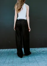 Jeans de tiro bajo con diseño estilo barrel, confeccionados en tejido de algodón estilo tejano vaquero. Presentan cierre frontal de cremallera y botón, cinco bolsillos y trabillas para cinturón.