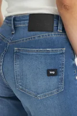 Jean de tiro alto color azul medio, corte recto y tobillos al descubierto.