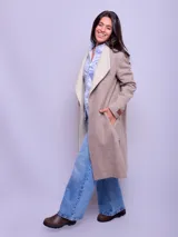 Tapado largo de lana en color beige, con solapas amplias en tono crema, bolsillos laterales y diseño abierto sin botones.