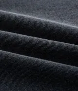 Pantalón de jean corte baggy, de tiro alto y pierna ancha, con diseño de cinco bolsillos, trabillas para cinturón y cierre frontal con botón y cremallera.