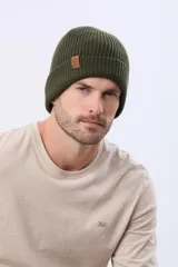 Gorro tejido de punto acanalado en color azul marino, con vuelta y etiqueta decorativa de cuero sintético en el lateral.