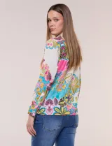 Camisa de gasa Sioni de silueta relajada, con estampado colorido tipo paisley y floral en tonos fucsia, celeste, amarillo y blanco. Presenta cuello camisero clásico, mangas largas y abotonadura frontal.
