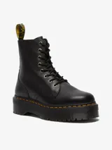 Botas negras de cuero con plataforma, cordones y costuras amarillas.