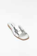 Sandalias bajas plateadas con capellada entrelazada.