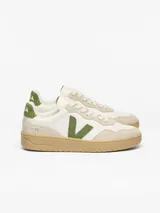 Championes Veja modelo V-90, color blanco con detalles en verde y beige, suela de goma marrón y la característica 'V' de la marca en los laterales.
