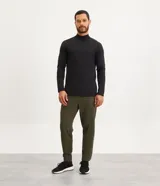 Remera deportiva térmica de hombre, color marrón melange, de manga larga con sisa raglán, cuello alto con cierre parcial de cremallera y recortes en el diseño.