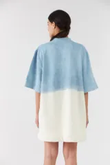Remerón oversize de corte recto y mangas cortas, con diseño bicolor degradado en tonos celeste y blanco, y cuello redondo alto.
