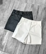 Short de cuero sintético color negro y blanco, de tiro alto y corte recto.