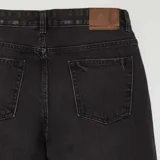 Pantalón de jean negro con corte recto, tiro alto y cinco bolsillos.