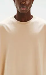 Remerón sin mangas color beige, con cuello redondo y corte extra oversize con hombros caídos.