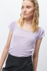 Top color beige de manga corta con escote amplio.