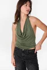 Top de estilo halter en color verde militar, con escote drapeado pronunciado y espalda descubierta.