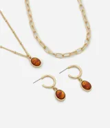 Conjunto de bijouterie compuesto por un collar de doble capa con cadena de eslabones y cadena fina con dije ovalado de resina ámbar, y un par de caravanas tipo argolla con dije de resina a juego.