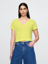 Remera de lino con corte crop, cuello en V y mangas cortas.