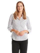 Camisa entallada de algodón con estampado de rayas verticales en tonos blanco y gris. Presenta cuello con solapa, escote en V, cierre frontal con botones y mangas tres cuartos con puños anchos. El diseño incluye paneles laterales elastizados para un ajuste flexible y ruedo redondeado.