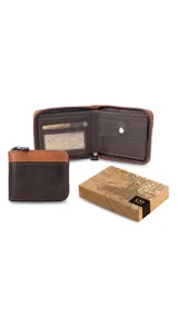 Billetera de hombre con cierre perimetral, confeccionada en material símil cuero en combinación de colores marrón y negro. Cuenta con compartimento para billetes, tarjetero y bolsillo interno para monedas con cierre a presión.