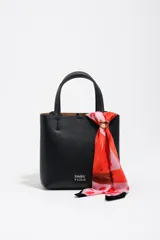 Pañuelo rectangular de poliéster con estampado artístico en tonos rojos, rosados y negros, que incluye un diseño de corazones. Viene acompañado de un charm metálico dorado en forma de corazón.