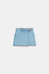 Falda pantalón cruzada de denim en color celeste, con diseño cruzado al frente, cierre frontal oculto y hebilla decorativa redonda en la cintura.