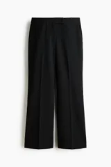 Pantalón tobillero negro de corte bootcut, con raya marcada adelante y atrás. Cuenta con cintura estándar con elástico oculto, cierre con pretina prolongada y botones, bolsillos al bies y bolsillo trasero ribeteado.