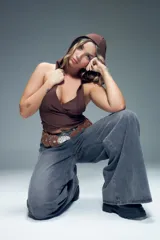 Top negro cruzado sin mangas y con capucha, cuenta con tiras cruzadas en la espalda.