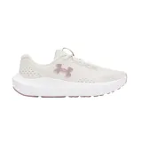 Championes Under Armour Charged Surge 4 color crema con logo rosado. Capellada de malla transpirable con revestimientos sintéticos, plantilla Deluxe Comfort System, entresuela Charged Cushioning y suela de goma.