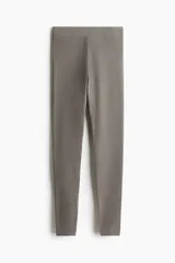 Calzas largas color gris topo, de punto suave y tiro alto con elástico oculto en la cintura.