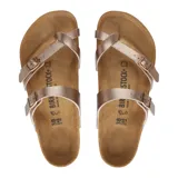 Sandalia Birkenstock modelo Mayari con diseño de puntera separada, dos correas ajustables con hebillas metálicas y plantilla anatómica de corcho.