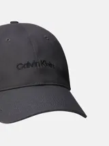 Gorra de béisbol de algodón color gris oscuro, con visera curva y logotipo de Calvin Klein bordado en tono a tono en la parte frontal.