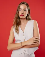 Chaleco negro de lino con botones frontales y forro interno.