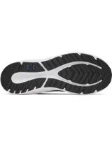 Championes de running Under Armour modelo Charged Pursuit 4, color negro con entresuela blanca y detalle degradado en azul. Presentan capellada de malla transpirable y tecnología Charged Cushioning para mayor amortiguación.