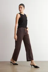 Pantalón de jean recto color marrón con textura similar a terciopelo, tiro medio y bolsillos traseros.