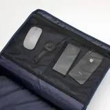 Mochila negra de poliéster y cuero, con asas reforzadas, compartimento para laptop de hasta 17 pulgadas, bolsillo trasero oculto y cinturón para valija. Marca Baleine, modelo Bedford.