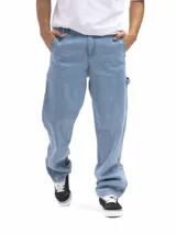 Jean estilo carpintero de corte oversized, confeccionado en denim de algodón color azul claro. Presenta bolsillos laterales, bolsillo utilitario lateral y bolsillos traseros.
