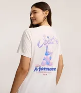 Remera de algodón color blanco tiza, manga corta y cuello redondo. Presenta un estampado grande en la espalda con la palabra "Creative" en tipografía cursiva iridiscente, un oso de goma con efecto holográfico en tonos azules y rosados, y el texto "MATTERS MORE THAN P¡FORMACE" debajo.