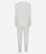 Pijama largo compuesto por una blusa de cuello redondo y manga larga con bordado en el pecho, y un pantalón con cintura elástica. Confeccionado en tejido peach touch con estampado de cuadros.