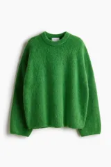 Buzo de punto oversized con textura suave, confeccionado en una mezcla de lana y mohair. Presenta cuello redondo, hombros caídos y terminaciones acanaladas en cuello, puños y bajo.