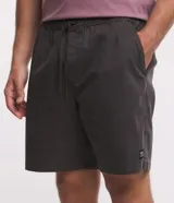 Bermuda de sarga lavada color gris claro, de corte recto, con bolsillos laterales y presillas en la cintura.