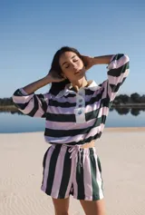 Short de algodón a rayas horizontales color borgoña y rojo, con cintura elastizada y cordón ajustable.